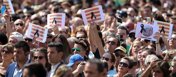 La gente con posters durante el minuto de silencio La gente con posters durante el minuto de silencio - Sputnik Mundo