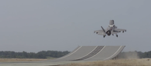 Un caza F-35 realiza pruebas en una rampa de salto - Sputnik Mundo