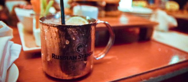 El cóctel Moscow Mule se sirve tradicionalmente en una taza de cobre - Sputnik Mundo