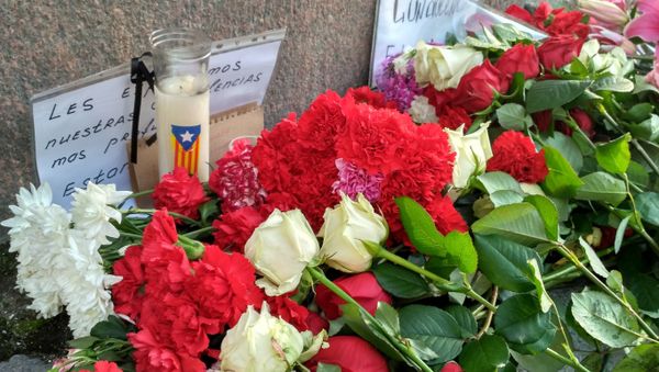 Flores en San Petersburgo, Rusia, en memoria de las víctimas del atentado de Barcelona, España Flores en San Petersburgo, Rusia, en memoria de las víctimas del atentado de Barcelona, España - Sputnik Mundo