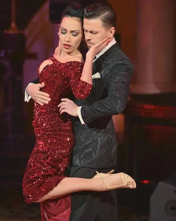 Dmitry Vasin y Sagdiana Khamzina, bailarines rusos primeros en la clasificatoria de tango escenario en el Mundial de Tango 2017 en Buenos Aires. Dmitry Vasin y Sagdiana Khamzina, bailarines rusos primeros en la clasificatoria de tango escenario en el Mundial de Tango 2017 en Buenos Aires. - Sputnik Mundo