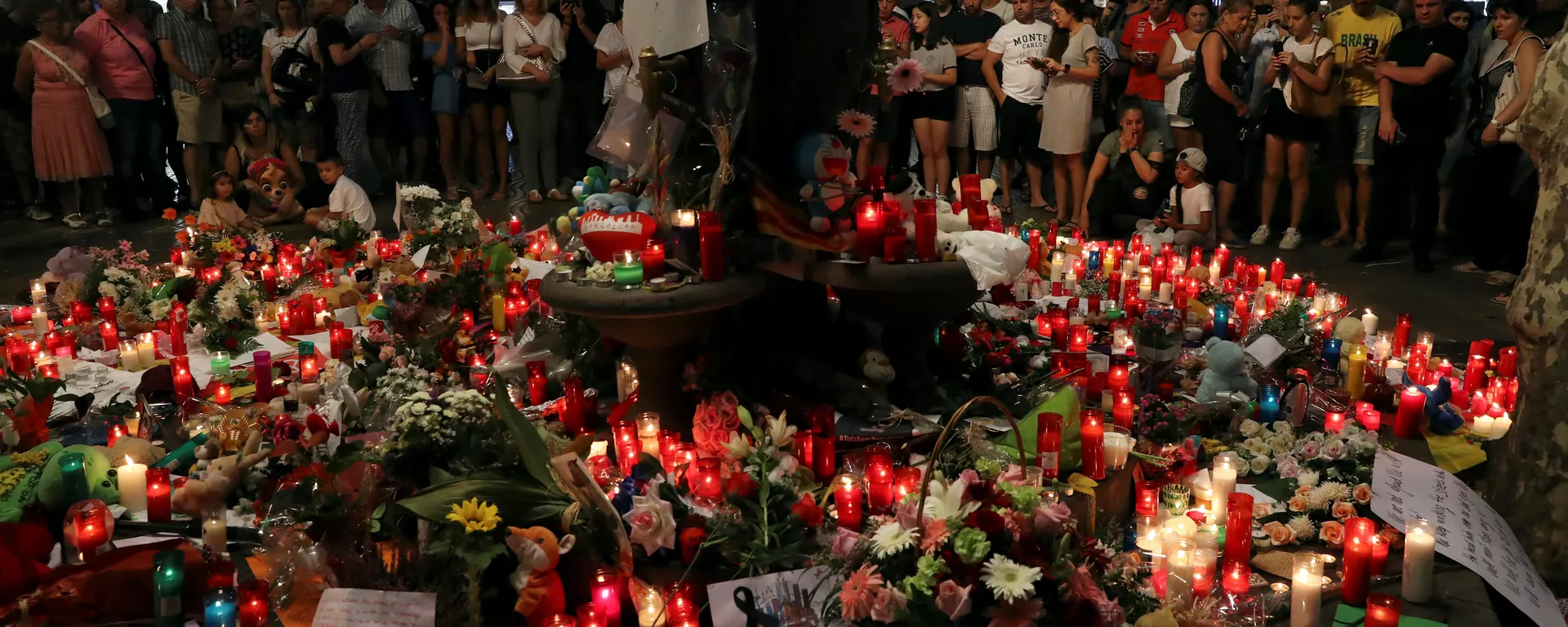 Flores en memoria de las víctimas de los atentados de Barcelona y Cambrils, España Flores en memoria de las víctimas de los atentados de Barcelona y Cambrils, España - Sputnik Mundo, 1920, 11.01.2022