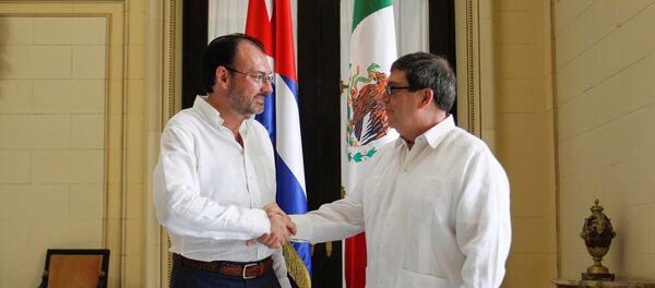 El canciller cubano, Bruno Rodríguez, con su homólogo mexicano, Luis Videgaray - Sputnik Mundo