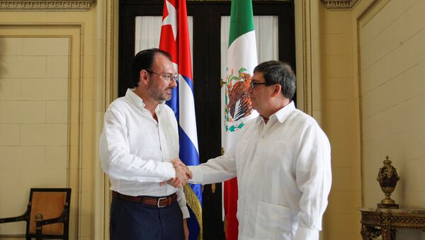 El canciller cubano, Bruno Rodríguez, con su homólogo mexicano, Luis Videgaray El canciller cubano, Bruno Rodríguez, con su homólogo mexicano, Luis Videgaray - Sputnik Mundo