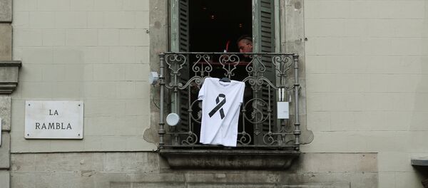 Camiseta con lazo negro por las víctimas del atentado de Barcelona, España - Sputnik Mundo
