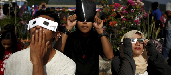 Jóvenes observan un eclipse solar en Indonesia (archivo) - Sputnik Mundo