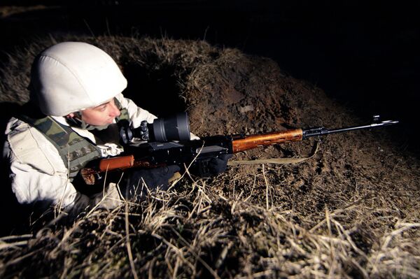 Un francotirador utiliza uno de los legendarios rifles Dragunov - Sputnik Mundo