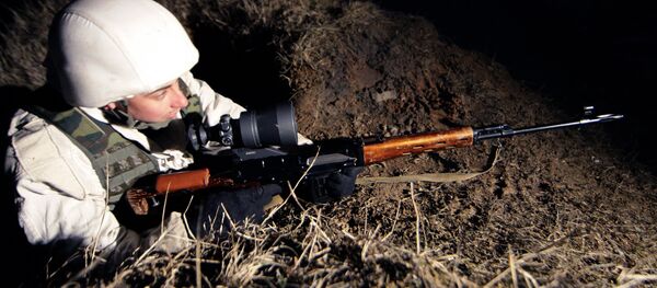 Un francotirador utiliza uno de los legendarios rifles Dragunov - Sputnik Mundo