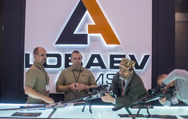 Los fusiles de francotirador SVLK-14S Sumrak en una exposición de armas en Rusia - Sputnik Mundo