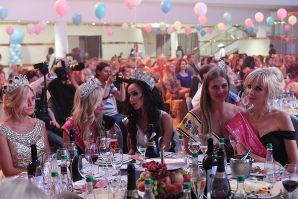 Las participantes en la final del concurso Mrs. Rusia 2017 - Sputnik Mundo
