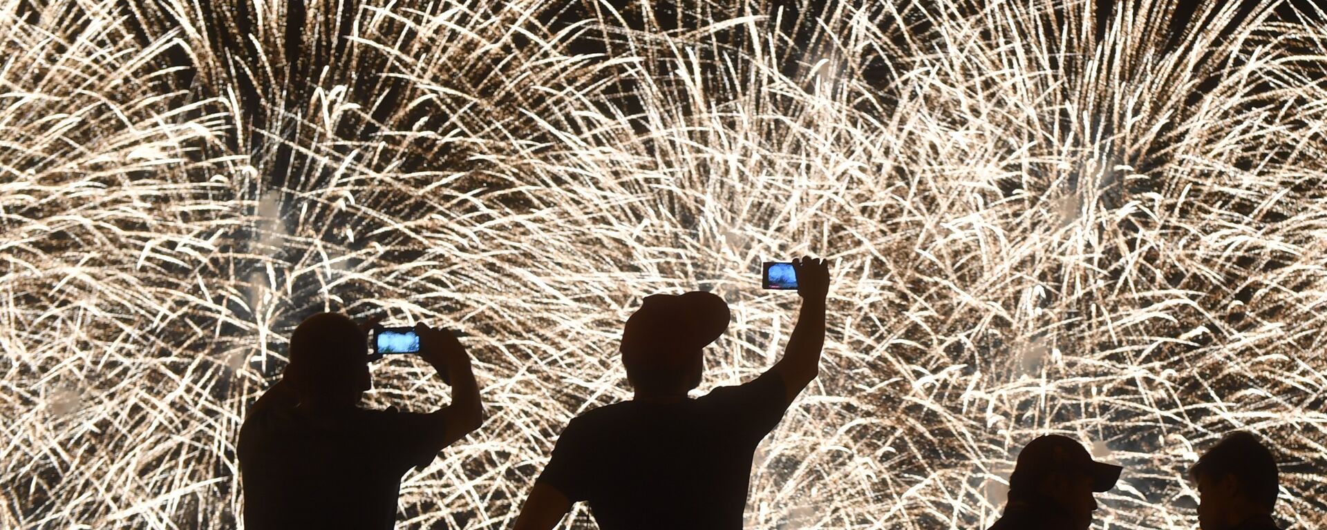 Increíbles fuegos artificiales pintan el cielo de Moscú - Sputnik Mundo, 1920, 31.12.2022