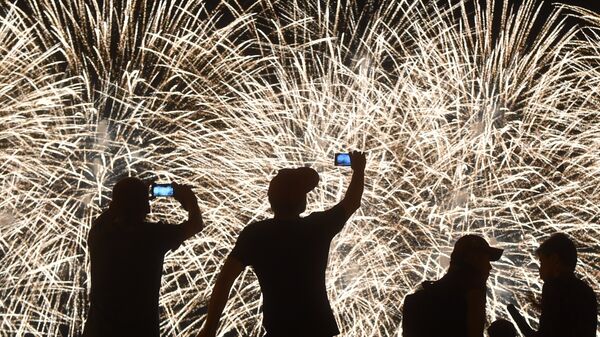 Increíbles fuegos artificiales pintan el cielo de Moscú - Sputnik Mundo