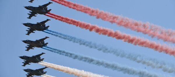 Aviones militares rusos dibujan la bandera de Rusia en los cielos de Moscú (archivo) - Sputnik Mundo
