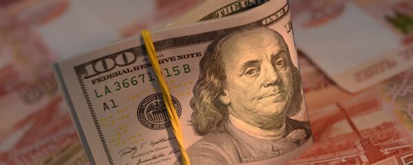 Rublos y dólares (monedas de Rusia y EEUU, respectivamente) Rublos y dólares (monedas de Rusia y EEUU, respectivamente) - Sputnik Mundo