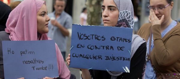 Mujeres musulmanas tras el atentado en Barcelona - Sputnik Mundo