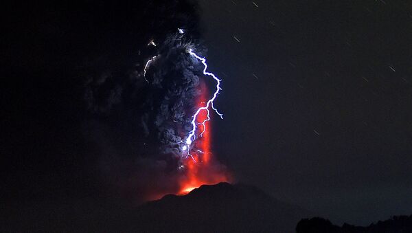 Una erupción volcánica (imagen referencial) - Sputnik Mundo