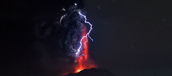 Una erupción volcánica (imagen referencial) - Sputnik Mundo