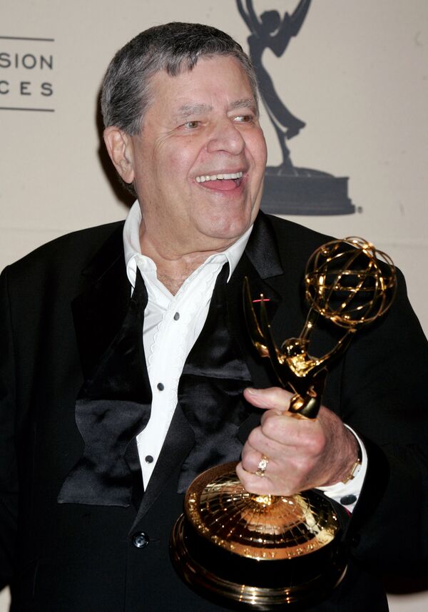 Jerry Lewis tras ganar un Premio Emmy en 2005 - Sputnik Mundo