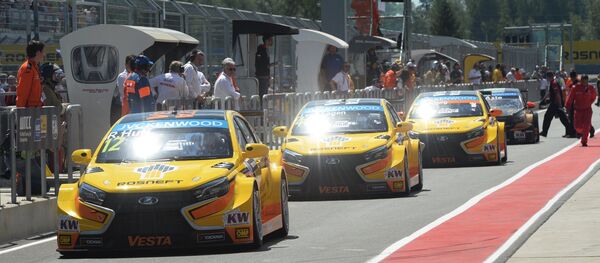 Los Lada Vesta TC1 del equipo Lada Sport Rosneft durante las carreras WTCC (archivo) - Sputnik Mundo
