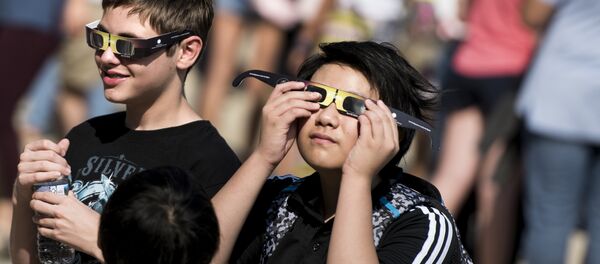 Niños prueban gafas con filtro solar antes del eclipse del Sol del 21 de agosto de 2017 - Sputnik Mundo