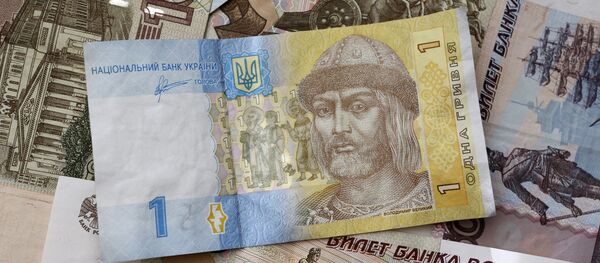 Los billetes de rublos y grivnas (monedas de Rusia y Ucrania, respectivamente) - Sputnik Mundo