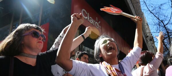 Chilenos celebran la despenalización parcial del aborto en Santiago - Sputnik Mundo