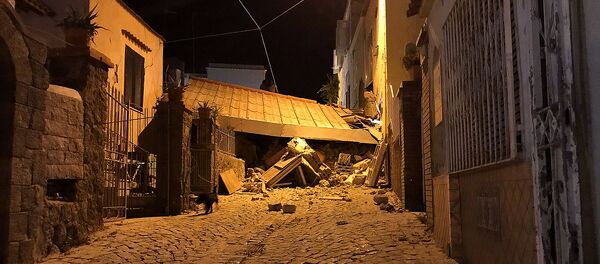 Consequencias de un terremoto en la isla italiana de Ischia - Sputnik Mundo