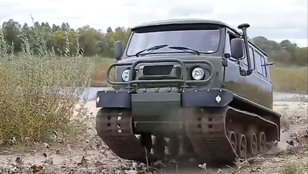 El híbrido del automóvil UAZ 452 y un tractor sobre orugas - Sputnik Mundo