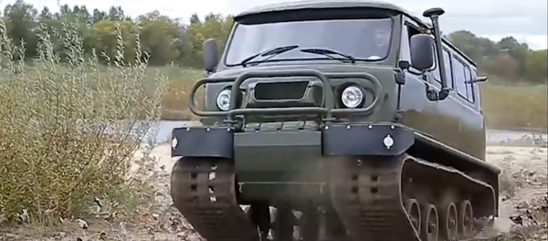 El híbrido del automóvil UAZ 452 y un tractor sobre orugas - Sputnik Mundo
