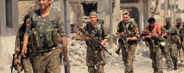 Los miembros de las Fuerzas Democráticas de Siria (FDS) en la región de Al Raqa, Siria - Sputnik Mundo