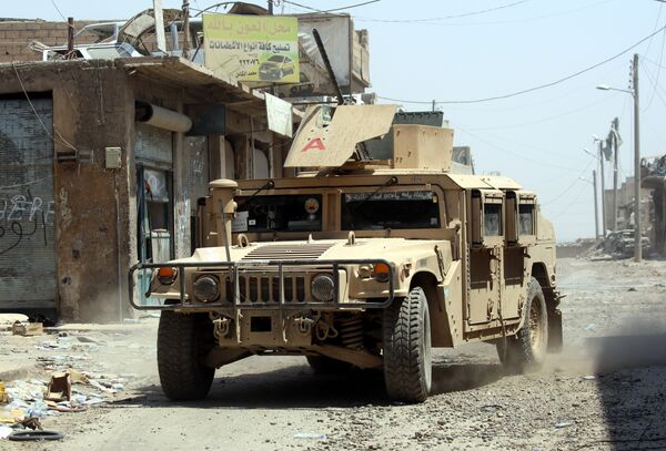 Un vehículo militar de producción estadounidense usado por las Fuerzas Democráticas de Siria (FDS) en Al Raqa - Sputnik Mundo