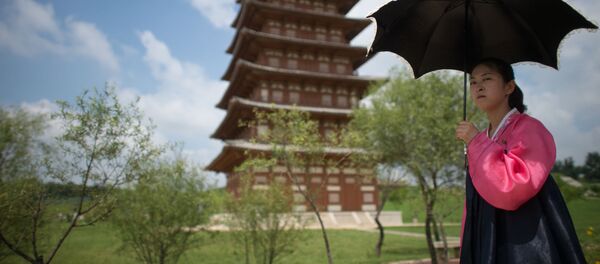 Una chica en el parque histórico de Pyongyang - Sputnik Mundo