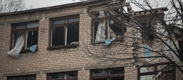 Una escuela afectada por los bombardeos en Donbás (archivo) - Sputnik Mundo