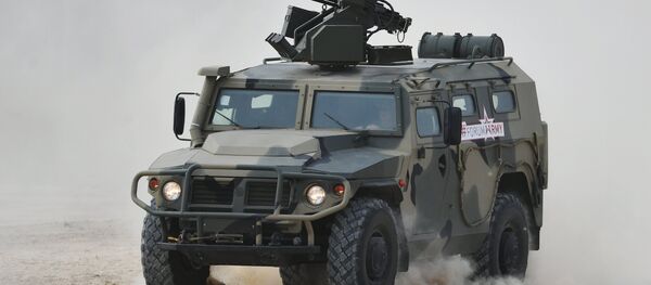 El vehículo blindado Tigr en el Foro Army 2017 - Sputnik Mundo