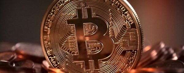 Un bitcoin - Sputnik Mundo