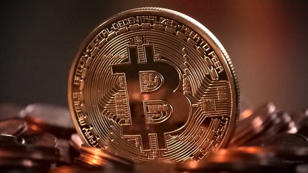 Un bitcoin - Sputnik Mundo