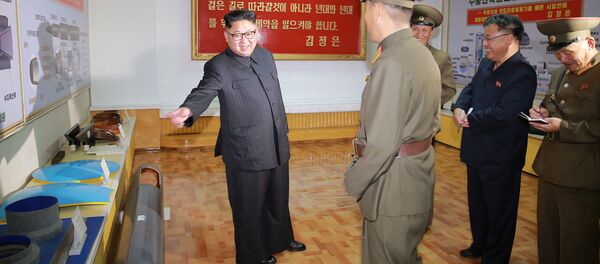 Kim Jong-Un enseña durante una visita al Instituto de Materiales Químicos de la Academia de Ciencias de la Defensa - Sputnik Mundo