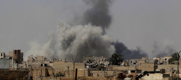 El ataque de la coalición internacional en Al Raqa, Siria - Sputnik Mundo