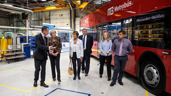 Theresa May, la premera ministra británica cerca del autobús rojo destinado para México Theresa May, la premera ministra británica cerca del autobús rojo destinado para México - Sputnik Mundo