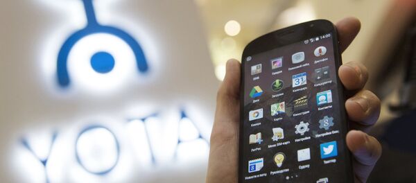 Un YotaPhone (archivo) - Sputnik Mundo