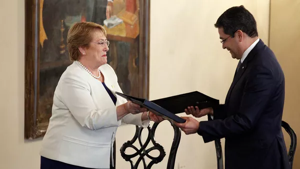 Presidenta de Chile, Michelle Bachelet, y su homólogo hondureño Juan Orlando Hernández - Sputnik Mundo