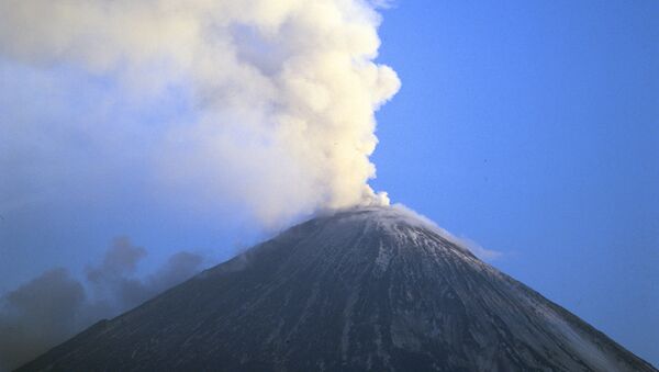 Volcán Kliuchevskói en la región rusa de Kamchatka - Sputnik Mundo