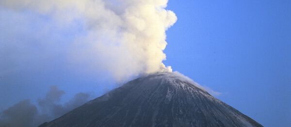 Volcán Kliuchevskói en la región rusa de Kamchatka - Sputnik Mundo