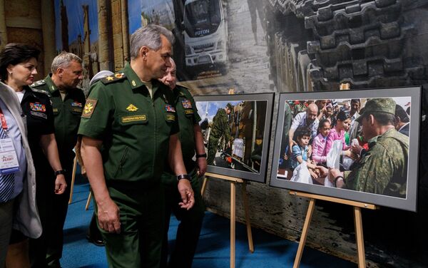 El ministro de Defensa de Rusia, general de Ejército Serguéi Shoigú, durante la exposición montada en el marco del Foro Internacional Army 2017 - Sputnik Mundo