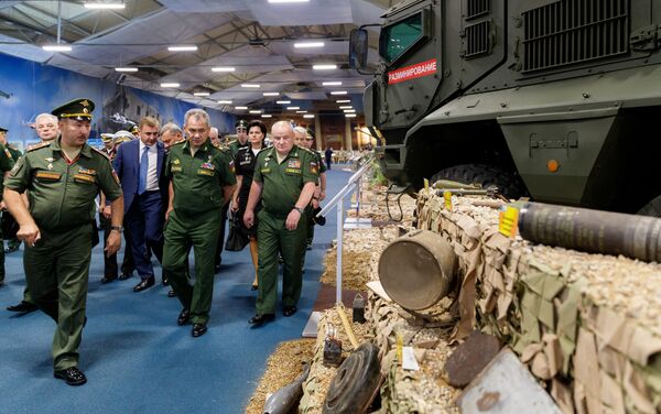 El ministro de Defensa de Rusia, general de Ejército Serguéi Shoigú, durante la exposición montada en el marco del Foro Internacional Army 2017 - Sputnik Mundo