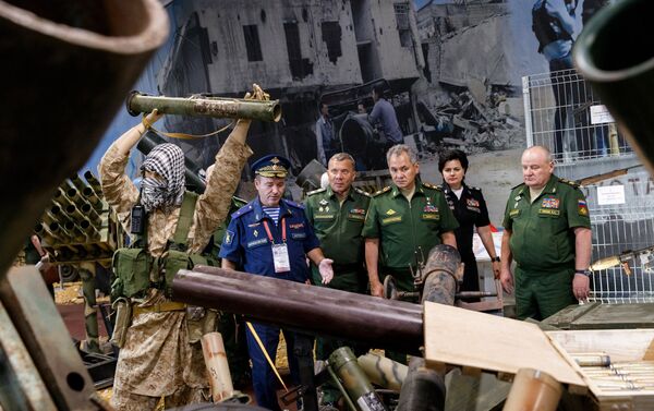 El ministro de Defensa de Rusia, general de Ejército Serguéi Shoigú, durante la exposición montada en el marco del Foro Internacional Army 2017 - Sputnik Mundo