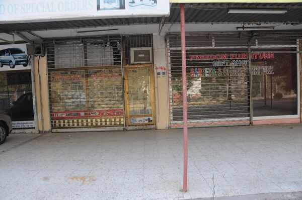 Muchas tiendas que hace poco vendían un gran abanico de bienes tuvieron que cerrar ya que eran incapaces de pagar el alquiler - Sputnik Mundo