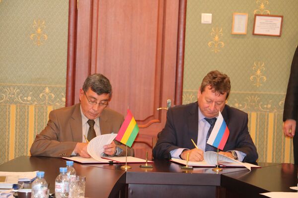 El viceministro de Defensa de Bolivia, José Luis Begazo Ampuero, y el vicedirector del Servicio ruso Federal para la Cooperación Técnico-Militar, Anatoli Punchuk - Sputnik Mundo