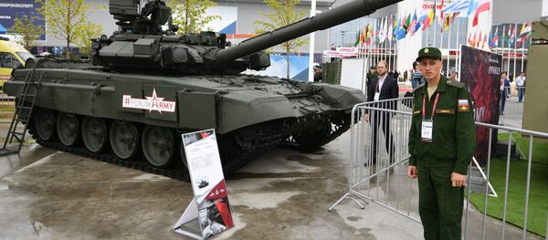 Tanque ruso T-90A en el Foro Army 2017 - Sputnik Mundo