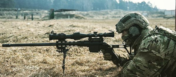 Operador de las fuerzas especiales pone a prueba el fusil de largo alcance modular Lobaev DVL-10M2 Urbana - Sputnik Mundo